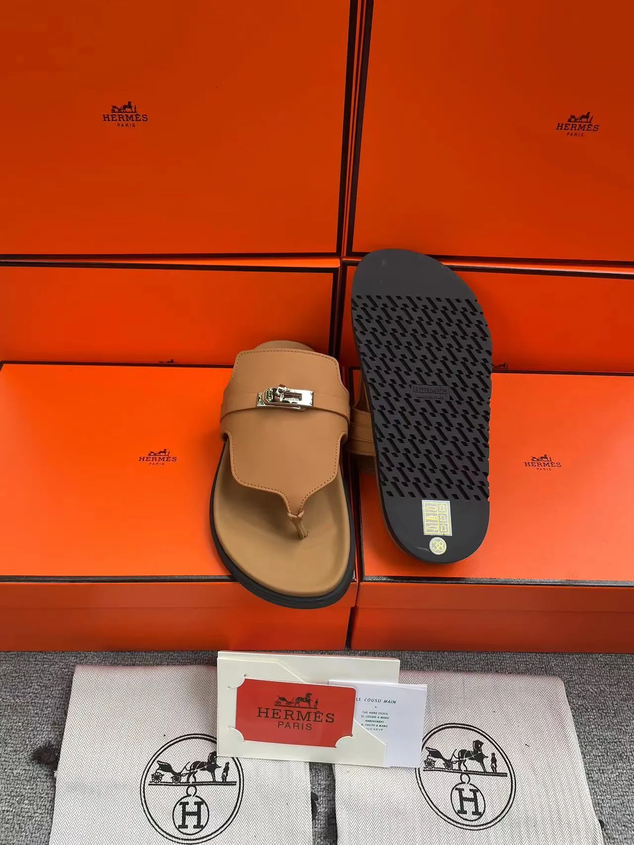 👟👟Ex-factory price 480👟👟, H HERMES is the same style for men and women, the couple's second uncle shoes that have become very popular recently - sandals, paired with various colorful socks, very trendy ✅Upper: imported mixed sheepskin and deerskin ✅Inner: imported mixed sheepskin ✅Outsole: Tpu non-slip and wear-resistant outsole ✅Size: women's 35-42. Male 38-46